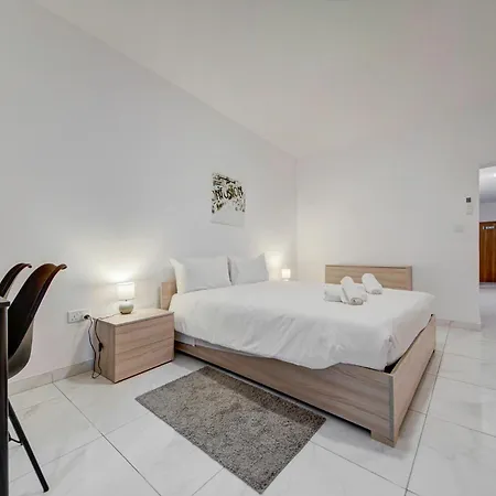 Fully Equipped In Msida With Wifi & Ac By 360 Estates Tal-Hriereb